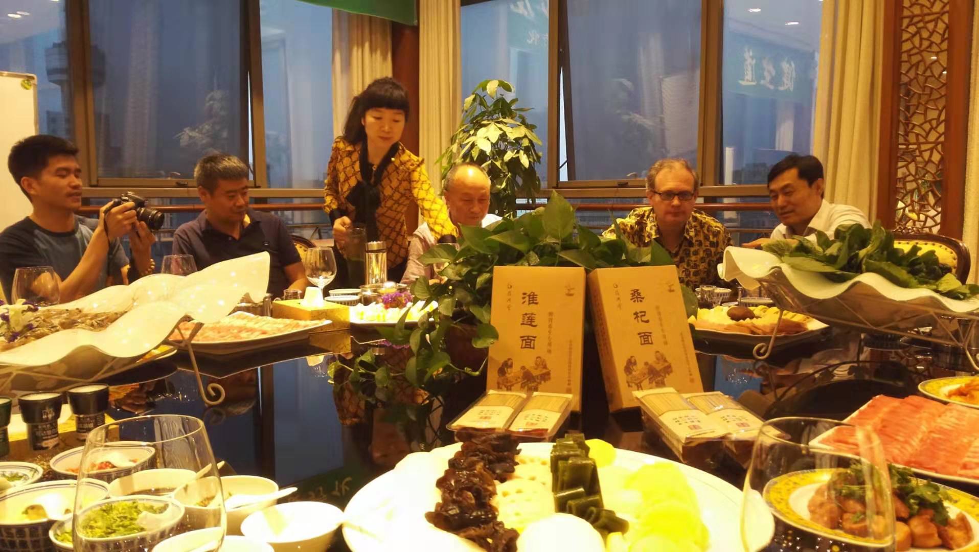 中国企业报吴昀国与牛津大学东西方战略交流学会会长易思男爵共同参加葫济堂在北京皇苑酒店开展的中医健康养生沙龙